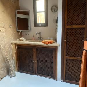 W łazience znajduje się umywalka i lustro. w obiekcie Studio Doppelzimmer 2 Pers mit Terrasse und Pool auf Finca Mallorca w mieście Santanyi