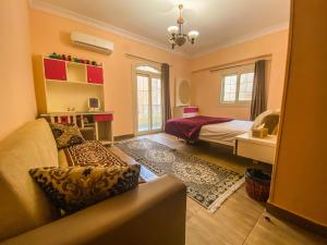 Posezení v ubytování Comfortable 2 BR Apartment in New Cairo's Heart