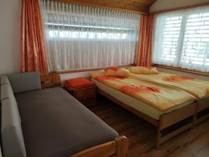 1 dormitorio con 2 camas individuales y ventana en Klein aber fein, en Escholzmatt