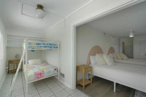 1 dormitorio con litera, 1 cama y 1 litera en Family Oasis With Pool Firepit Minigolf and Climbing Dome, en Panama City Beach