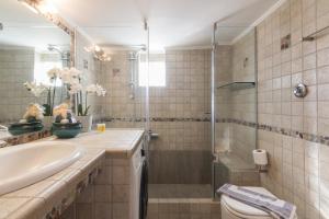 Ένα μπάνιο στο Three Bedrooms Apt in Kallithea