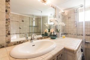 Ένα μπάνιο στο Three Bedrooms Apt in Kallithea +37 φωτογραφίες