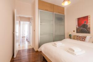 Ένα ή περισσότερα κρεβάτια σε δωμάτιο στο Three Bedrooms Apt in Kallithea