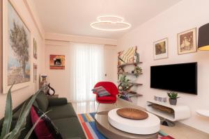 Μια τηλεόραση ή/και κέντρο ψυχαγωγίας στο Three Bedrooms Apt in Kallithea