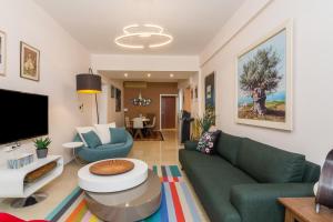 Μια τηλεόραση ή/και κέντρο ψυχαγωγίας στο Three Bedrooms Apt in Kallithea