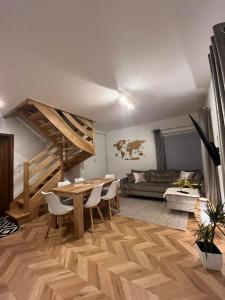 Una sala de estar con una mesa de madera y un sofá. en Domki na Groniku, en Nowy Targ
