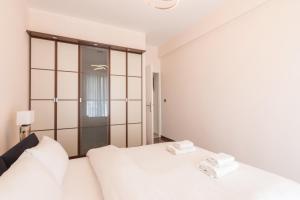 Ένα ή περισσότερα κρεβάτια σε δωμάτιο στο Three Bedrooms Apt in Kallithea