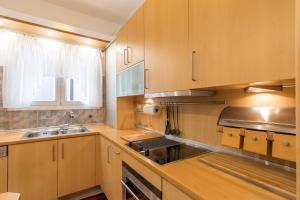 Η κουζίνα ή μικρή κουζίνα στο Three Bedrooms Apt in Kallithea