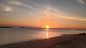 einen Sonnenuntergang am Strand mit Sonnenuntergang in der Unterkunft B&B Stella dell'Adriatico in Ortona