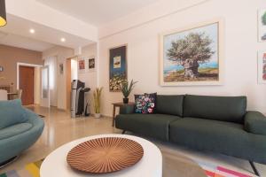 Χώρος καθιστικού στο Three Bedrooms Apt in Kallithea