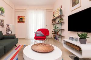 Μια τηλεόραση ή/και κέντρο ψυχαγωγίας στο Three Bedrooms Apt in Kallithea