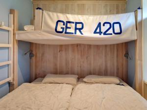 プレローにあるDie Zeeseの二段ベッド2組(壁に看板付)
