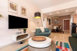 Μια τηλεόραση ή/και κέντρο ψυχαγωγίας στο Three Bedrooms Apt in Kallithea