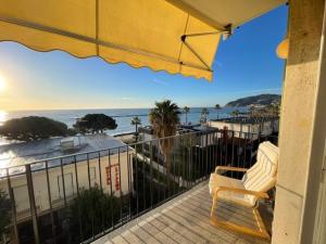 balcón con 2 sillas y vistas al océano en Trilocale pregiato sul mare, en San Bartolomeo al Mare