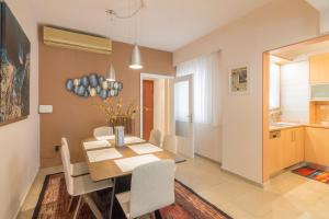 Η κουζίνα ή μικρή κουζίνα στο Three Bedrooms Apt in Kallithea