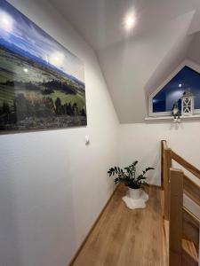 una habitación con una escalera con una pintura en la pared en Domki na Groniku, en Nowy Targ