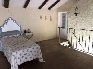 1 dormitorio con 1 cama en una habitación en Suggestivo casale in collina, en Cassano
