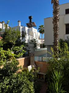 uma escada em frente a um edifício com uma palmeira em Lara Hakan Family Apart em Antalya