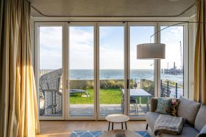 ein Wohnzimmer mit Meerblick in der Unterkunft Strandhaus in Wyk auf Föhr