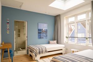 威克奧夫弗爾的住宿－Strandhaus，一间卧室设有两张床和窗户。