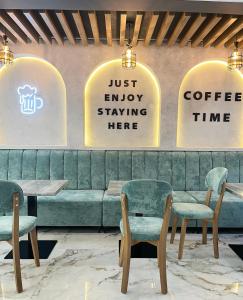 Mili Hotel في بيرات: غرفة طعام مع مقعد وكراسي وملصقات
