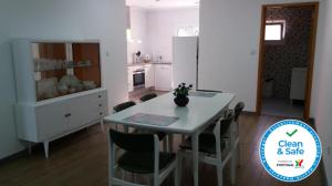 Una cocina con una mesa y sillas en una habitación. en Casa Amarela de Santana, en Ribeira Grande 17 fotos más