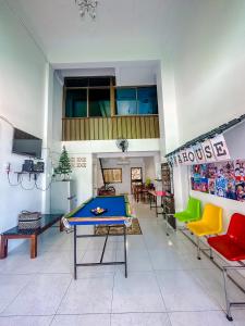 Habitación con mesa de ping pong y sillas. en Mina house - มิณา เฮ้าส์ en Ban Laem Thaen