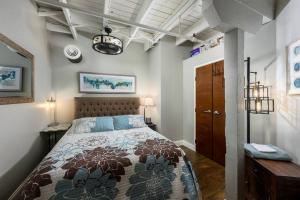 Tempat tidur dalam kamar di Downtown Loft - Lake Views w/Private Rooftop!