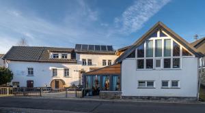 una casa con paneles solares en el techo en Historisches Ferienhaus "Zur Linde", en Hausten