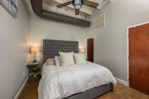 En eller flere senge i et værelse på Downtown Loft - Lake Views w/Private Rooftop!