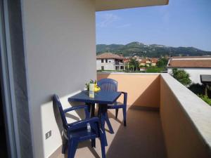 Castellammare di VeliaにあるApartment Marina di Ascea 1の青いテーブルとバルコニー(椅子2脚付)