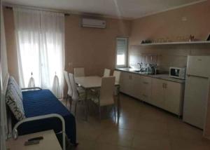 un soggiorno con cucina e tavolo con sedie di Apartment in Marina/Kampanien 21122 a Castellammare di Velia