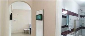 bagno con lavandino e specchio di Apartment in Marina/Kampanien 21122 a Castellammare di Velia