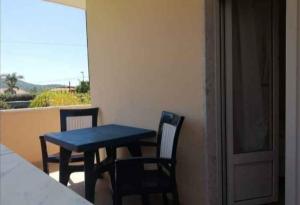 Castellammare di VeliaにあるApartment Marina di Ascea 2の青いテーブルと椅子が備わるバルコニー