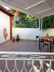 eine Terrasse mit einem Tisch und Stühlen darauf in der Unterkunft SWEET HOME alternativo all'appartamento in Pescara