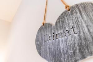 um ornamento de coração de madeira com a palavra Irlanda sobre ele em Haus Bergliebe em Maria Alm am Steinernen Meer