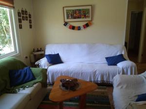 sala de estar con sofá y mesa en Donde la Euli, en Pitrufquén