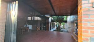 einen offenen Flur eines Hauses mit einer Terrasse in der Unterkunft Nada de Tucanes. Piscina Loft in Posadas