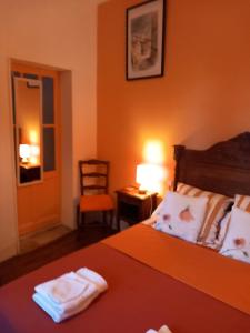 Ένα ή περισσότερα κρεβάτια σε δωμάτιο στο Chambre d'Hôtes La Tour de Brazalem