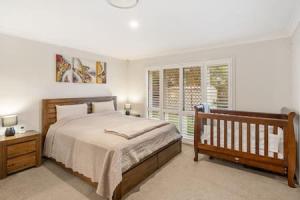 Giường trong phòng chung tại 4 Bedroom Spacious Cozy Family Retreat Parkinson