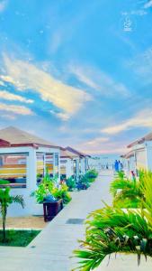 un trottoir à côté de la plage avec des maisons et des plantes dans l'établissement Complexe Hôtelier Sabah, à Nouakchott