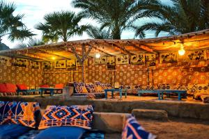 Uma área de estar em Tropitel Dahab Oasis