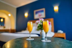 達哈布的住宿－達哈布特羅皮泰綠洲度假村，桌子上放两杯橙汁