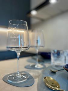 dois copos de vinho em cima de uma mesa em Rondinella Suite em Lignano Sabbiadoro