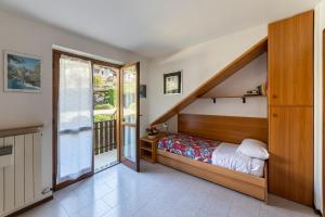 een slaapkamer met een bed en een trap bij Villetta a schiera con giardino privato in Castione della Presolana