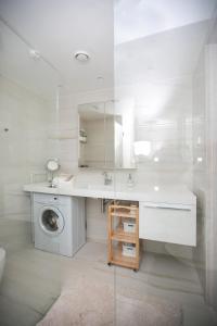 Das Appartement Tallinn في تالين: حمام مع مغسلة وغسالة ملابس