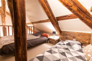 een slaapkamer met 2 bedden op een zolder bij Les Montagnettes in Les Orres
