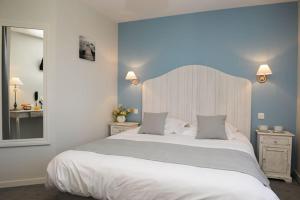 Un pat sau paturi într-o cameră la Hôtel Restaurant Corto Maltese