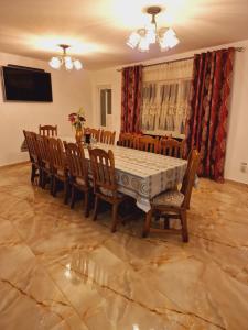 - une salle à manger avec une table et des chaises dans l'établissement Pensiunea Adriana, à Vadu Izei