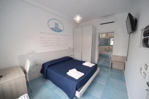 Habitación hospitalaria con cama y mesa en Praja vecchia, en Praia a Mare